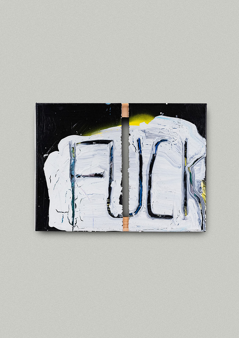 Gemälde mit schwarzer Schrift auf zerrissener Leinwand, an der Wand gehängt. Das Kunstwerk ist online erhältlich