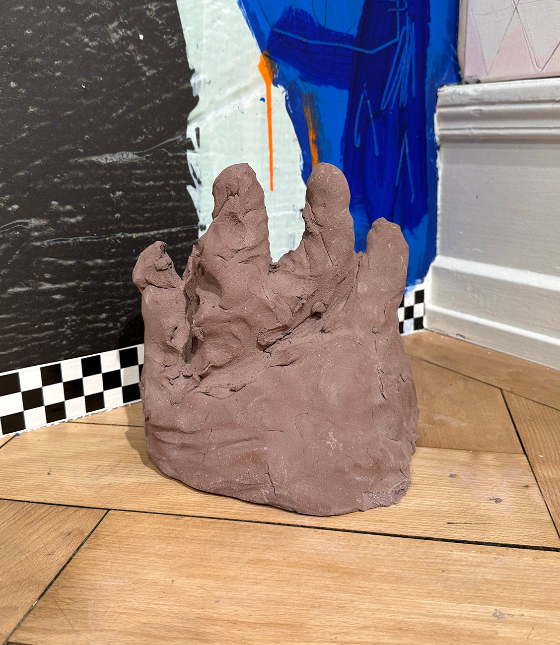 Skulptur aus ungebranntem Ton in form einer abstrahierten Krone. Erhältlich bei Galerie König Büro