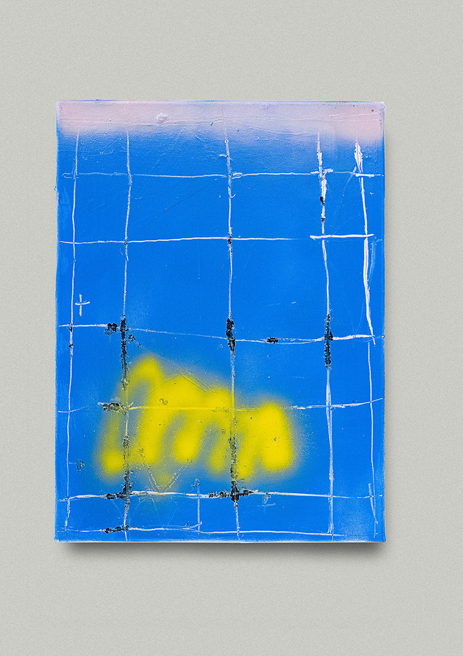 Gemälde eines abstrahierten blauen DDR Plattenbaus mit gelbem Graffiti drauf, an Wand gehängt. Im Saleroom der Galerie erhältlich