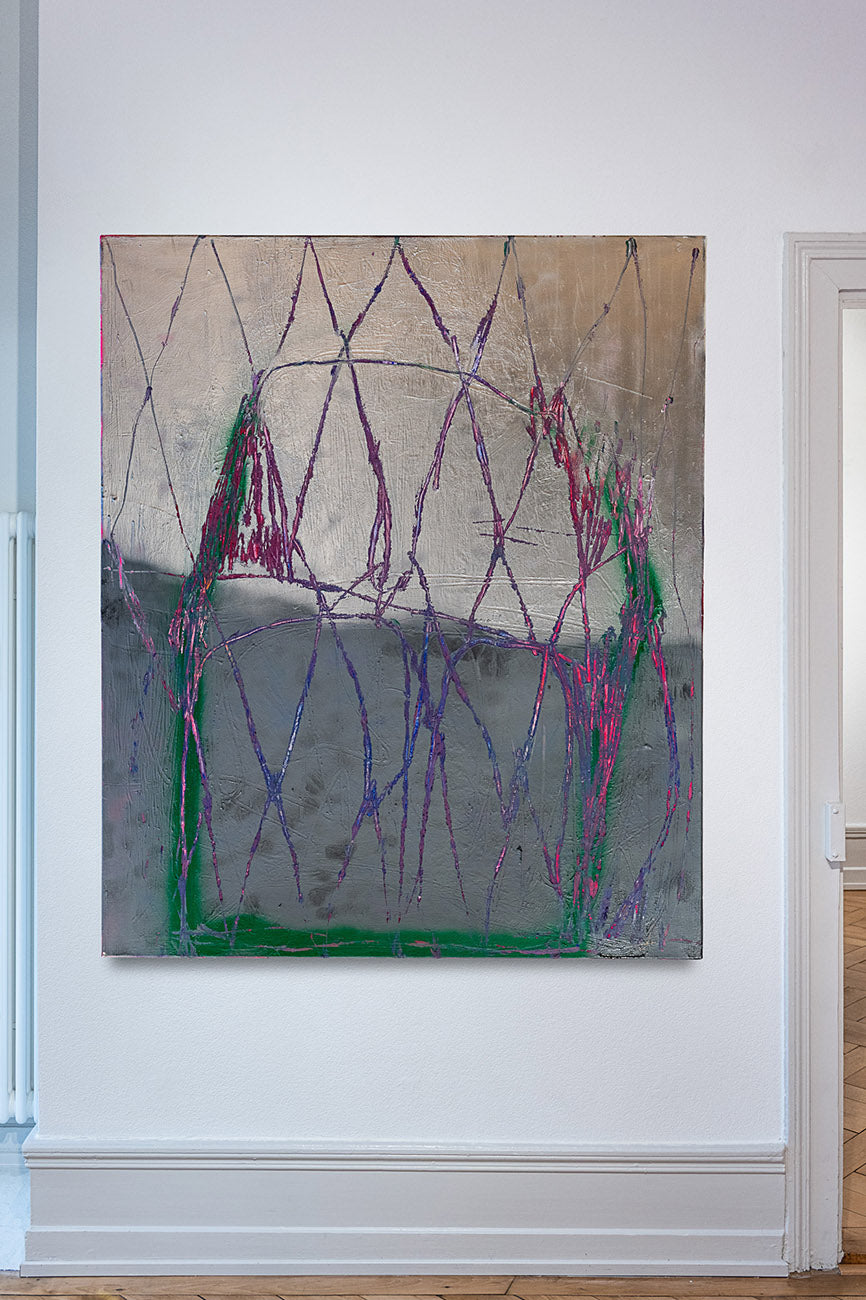 Gemälde einer abstrahierten Landschaft mit Bergen in silberner Farbe. Ansicht im Raum. Erhältlich bei Galerie König Büro