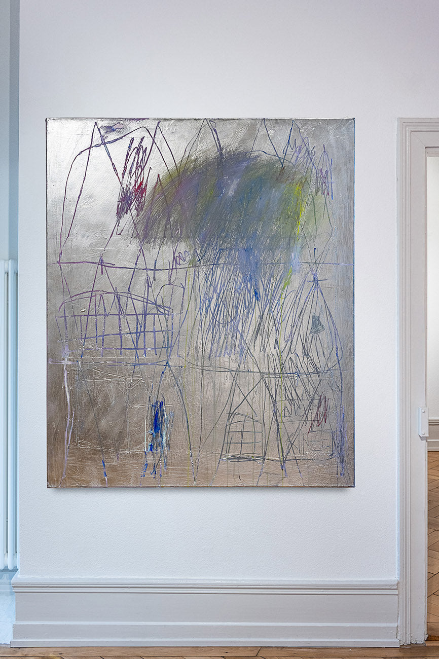 Gemälde einer abstrahierten Landschaft in silberner Farbe hängend an einer Wand. Erhältlich im Onlineshop