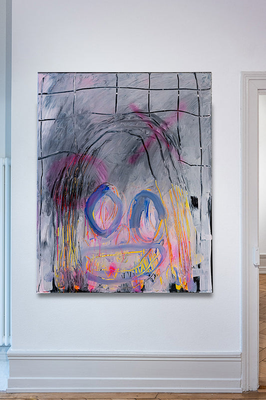 Gemälde mit freundlichem, farbigem Monster Gesicht, an Wand hängend. Im Saleroom der Galerie erhältlich